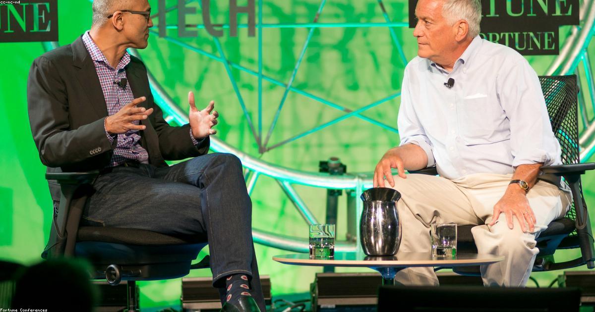 Um jantar requintado sendo servido sob um céu estrelado, com um telescópio ao fundo, criando uma atmosfera mágica e inesquecível.